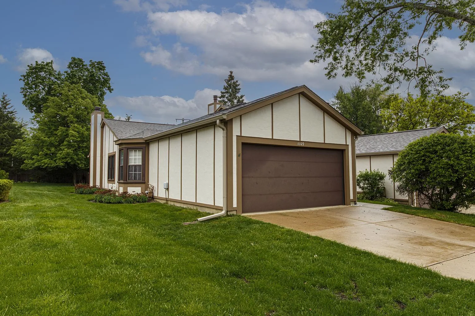 1109 Oakview Dr photo 1