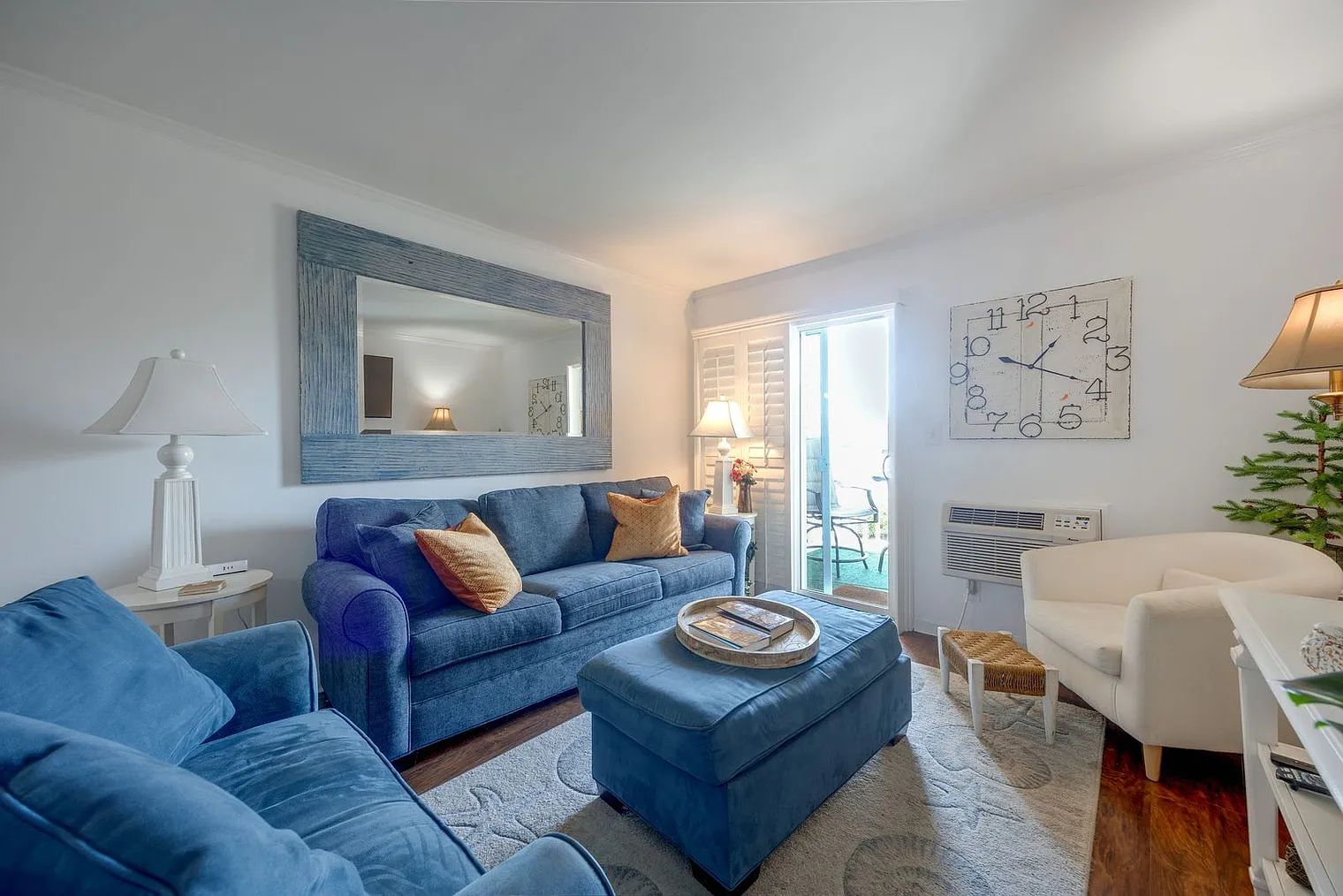 2 bed, 2.0 bath, 742 sqft, $1,935 — Photo 2