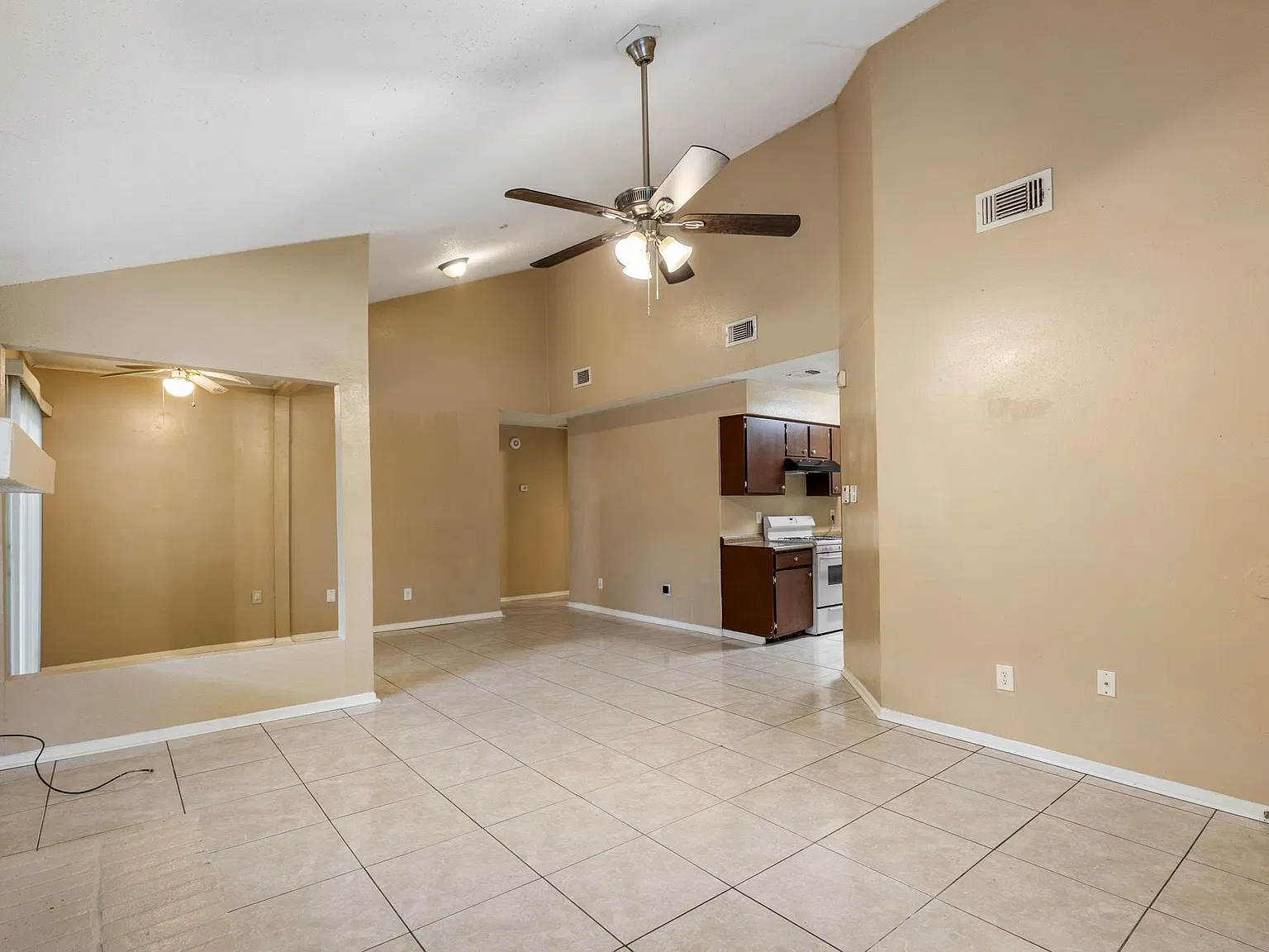 3 bed, 2.0 bath, 1081 sqft, $1,695 — Photo 3