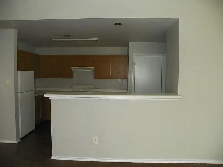 2221 Creekside Ln — Photo 8