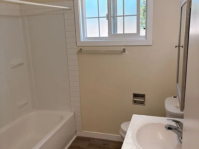 C2402 - Maple Court Apartments — Photo 38