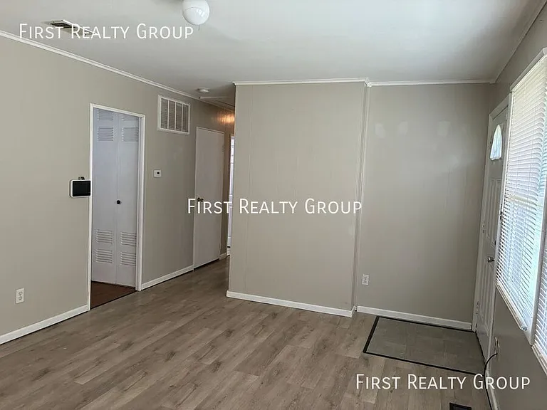 1498 Elaine St — Photo 3