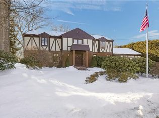 82 Mountain Laurel Dr, Cranston, RI 02920