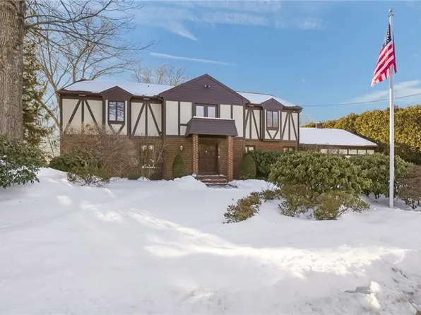 82 Mountain Laurel Dr, Cranston, RI 02920