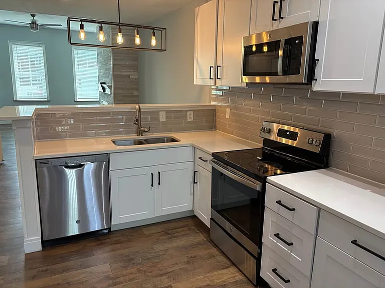 809 Russell Blvd — Photo 3