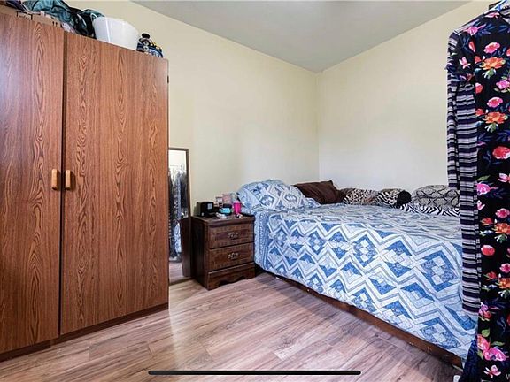 4th image of 2251 Woodlawn Ave #1
