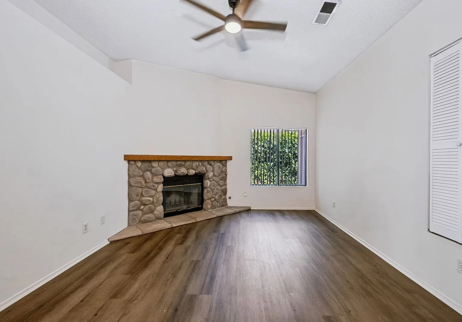 4 bed, 2.0 bath, 1417 sqft, $3,300 — Photo 4