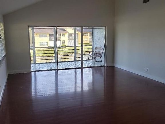 4th image of 8781 Holly Ct