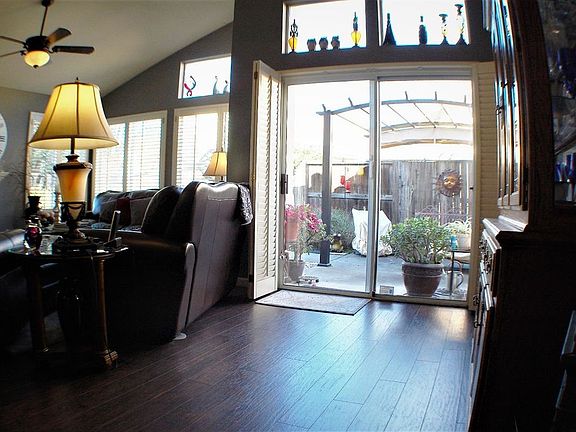 4th image of 28 Bonaventure Ct
