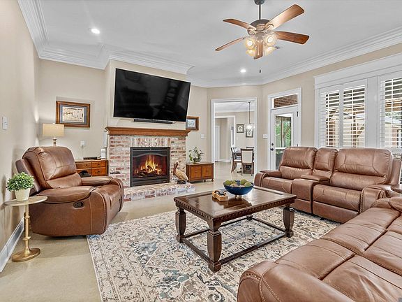 4th image of 18521 Oakwood Dr