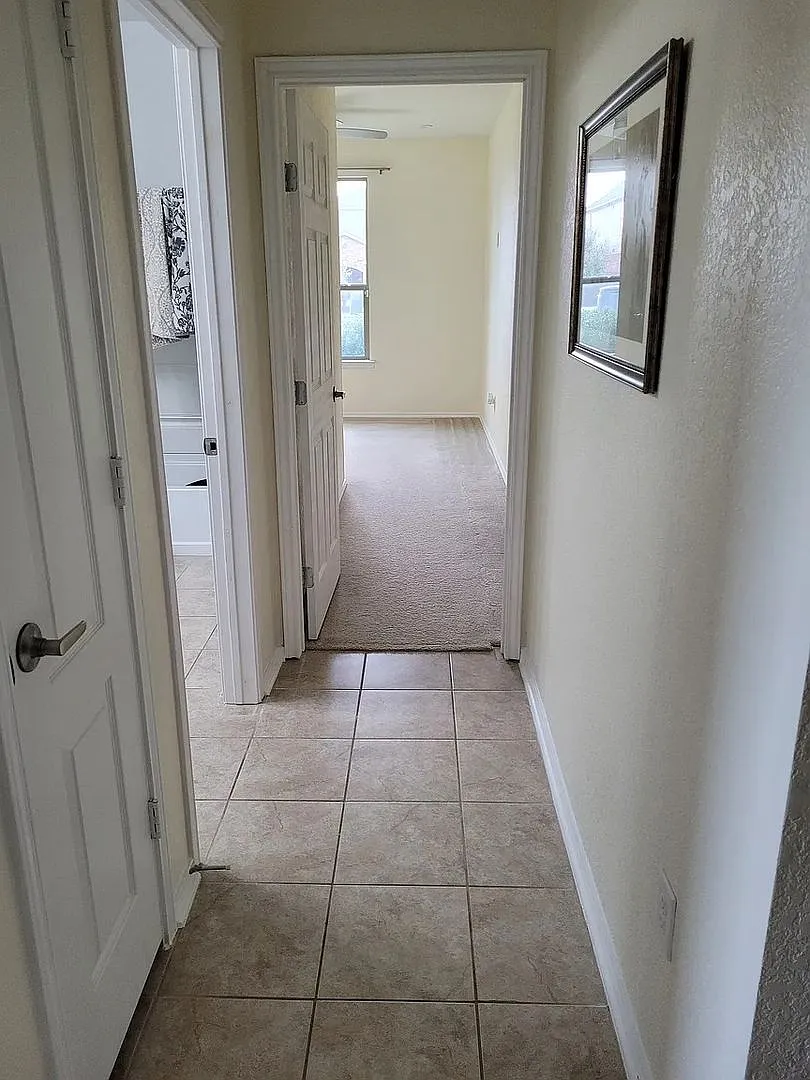 Room in 4 Bedroom Home in San Antonio — Photo 4