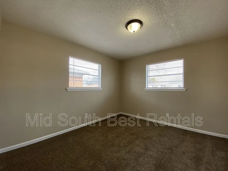 620 E Bethany Rd — Photo 8