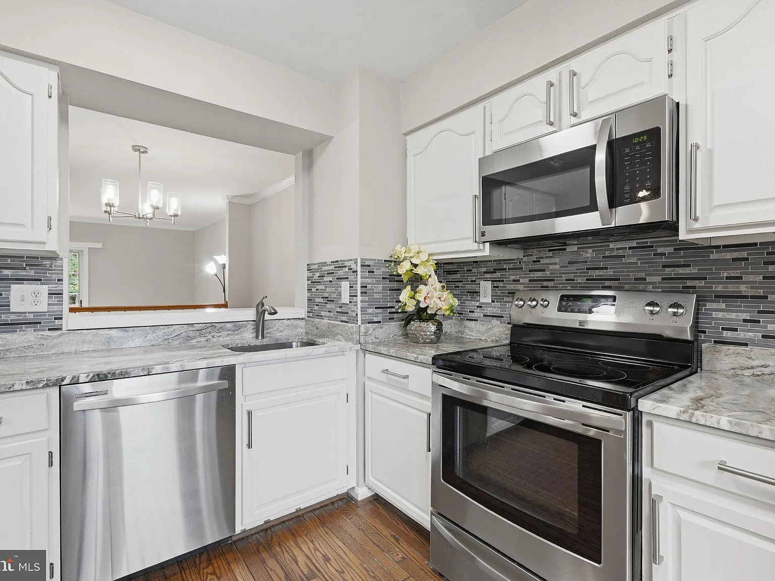 3 bed, 3.5 bath, 1224 sqft, $2,850 — Photo 2