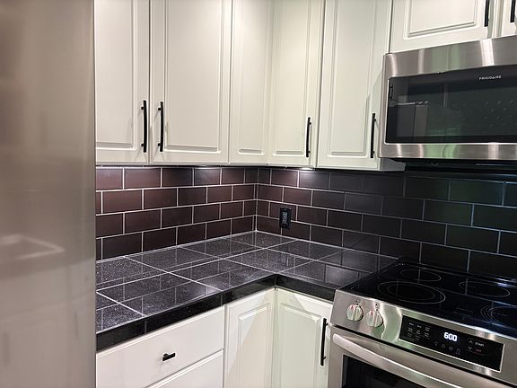 5th image of 368 Great Rd APT 3