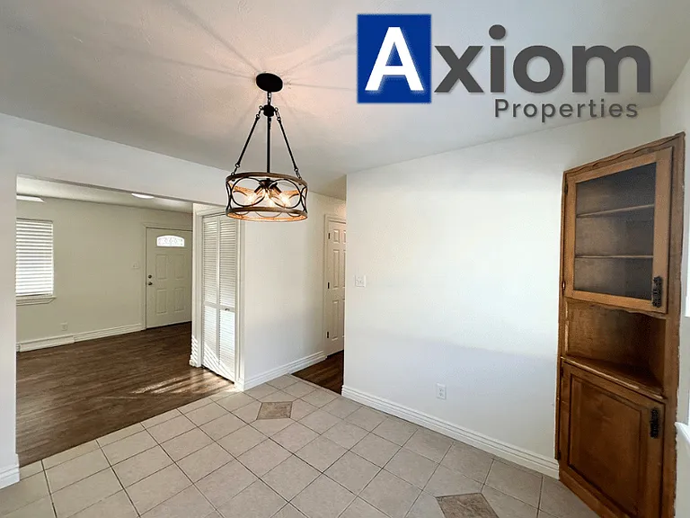 906 E Elm St — Photo 8