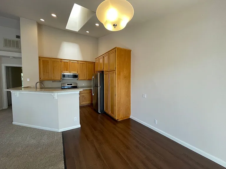 Exceptionally Spacious and Modernized 2x2 Townhouse w/Garage and Washer/Dryer Hookups! — Photo 23