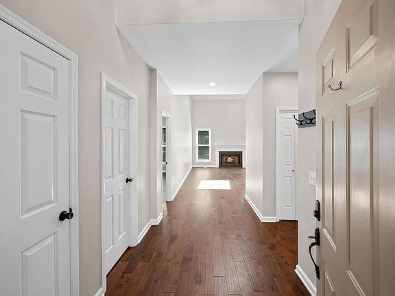 5th image of 812 Magnolia Ct E