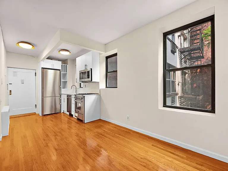 226 E 25th St #3A — Photo 2