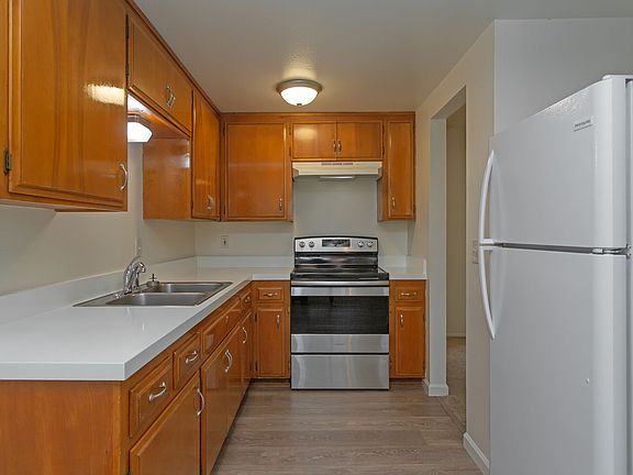 4th image of 1025 Meadowlake Dr #14