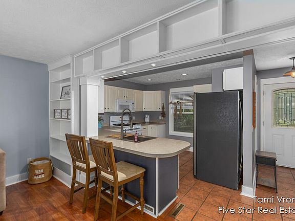 3rd image of 11129 Creekside Dr