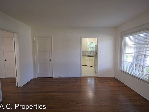 4th image of 10841 Moorpark St