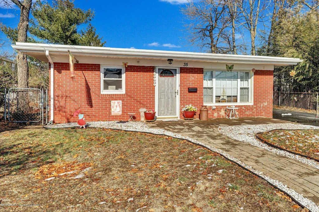 35 Curren St photo 1