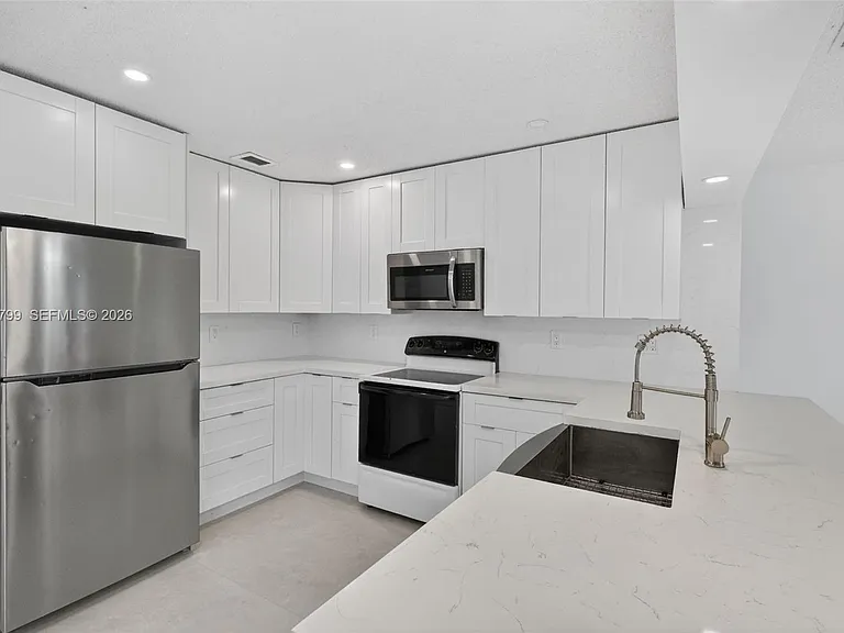4530 SW 143rd Pl — Photo 11