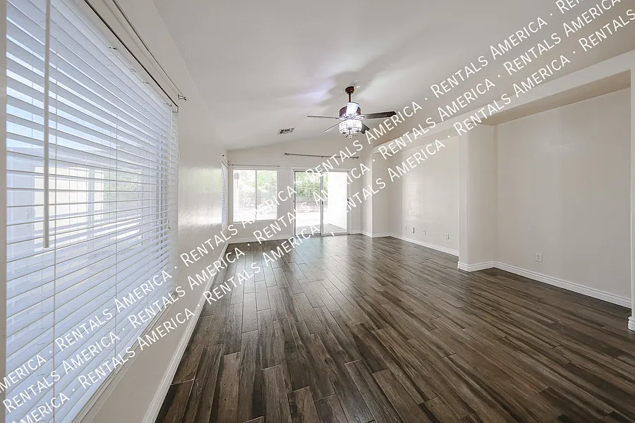Move In Special 3 Bedroom! — Photo 4