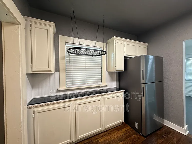 223 S Evanston Ave — Photo 7