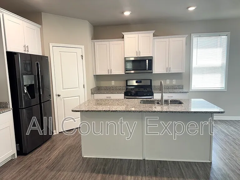 21 Stanford Ct — Photo 3