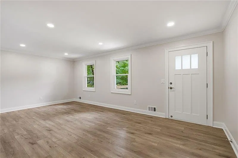 3 bed, 2.0 bath, 1308 sqft, $2,200 — Photo 2
