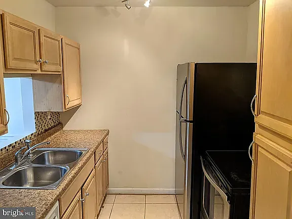 423 Ashton Ln — Photo 3