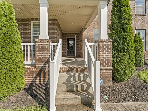 4th image of 303 Twelve Oaks Ln