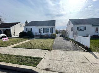 19 South Dr, Rochelle Park, NJ 07662