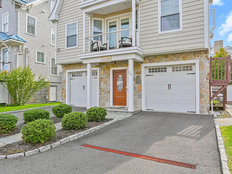 25 Penfield Pl — Photo 2