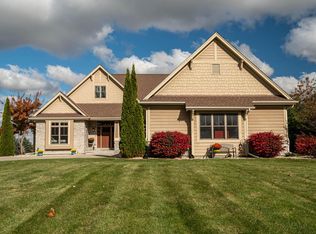 190 High Ridge Ct, Slinger, WI 53086