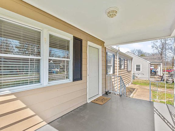 3rd image of 405 N Lovell Ave