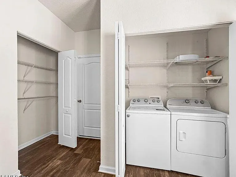 394 Servia Dr — Photo 9