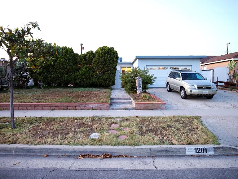 1201 W Baker Ave — Photo 43