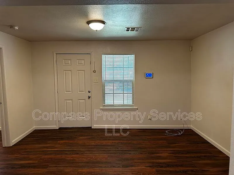 3 bed, 1.0 bath, 852 sqft, $1,300 — Photo 3