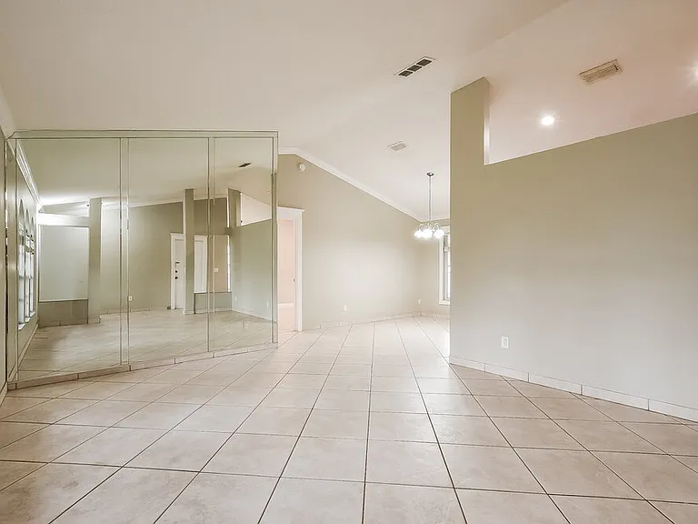 2708 Ashley Ct — Photo 4