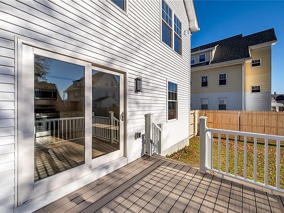 5th image of 14 Ravenswood Ave