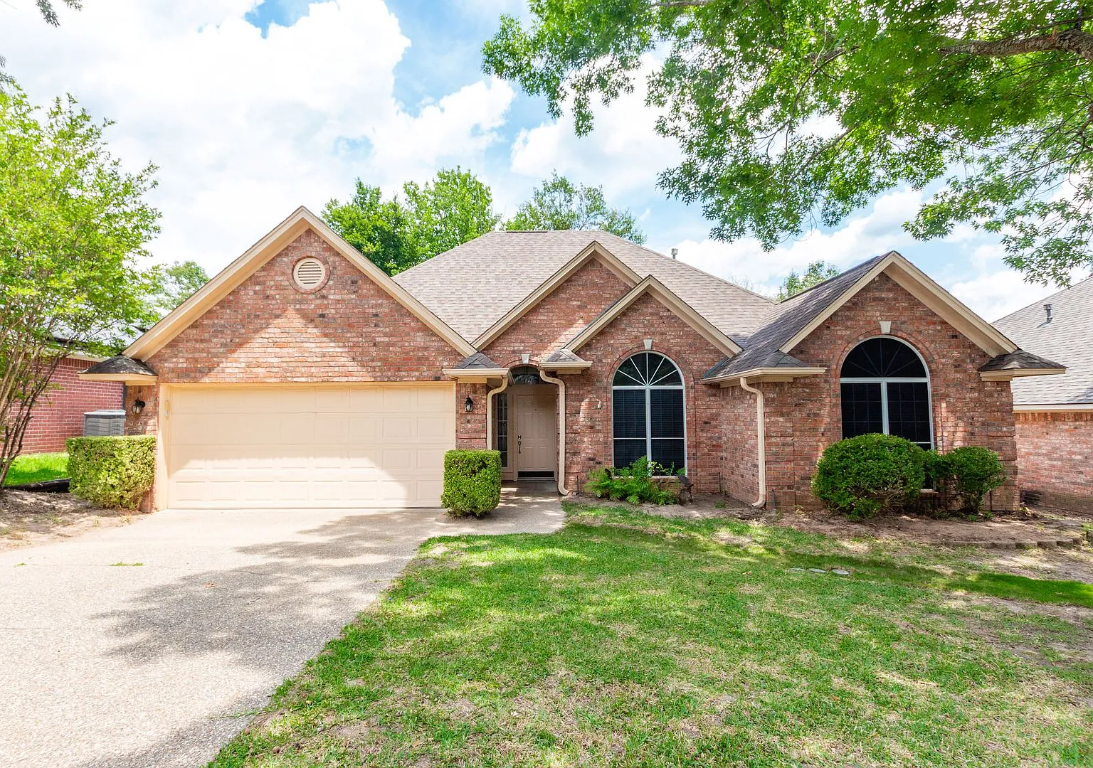 Stunning 4 Bedroom 3 Bath Home in Southeast Tyler! — Photo 1