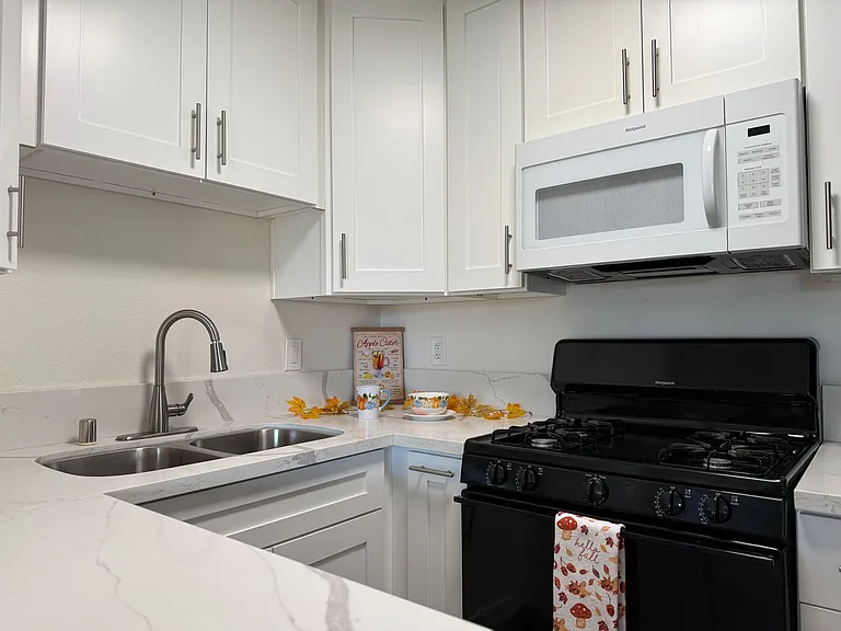 Peppertree Apartments — Photo 91