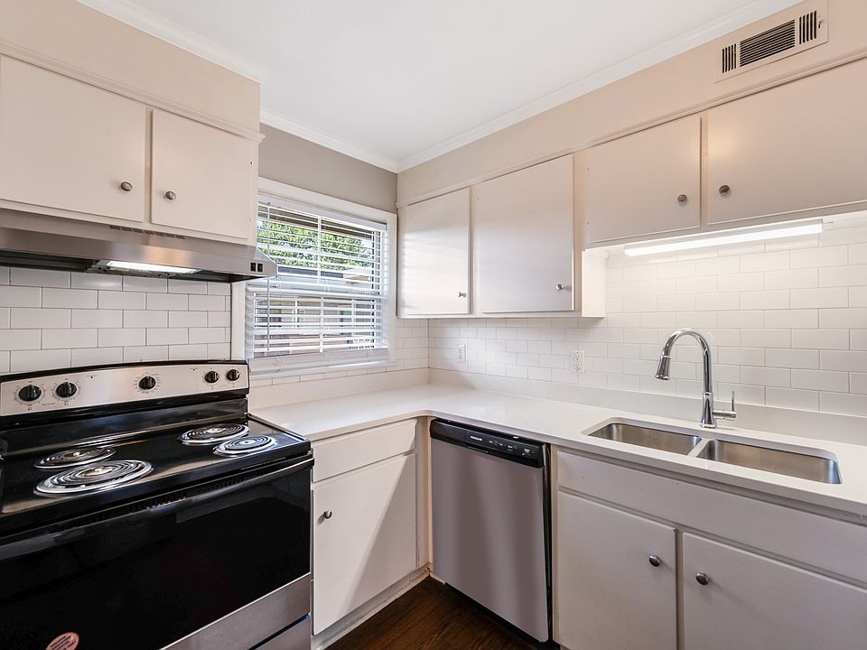 Three Bedroom Apartment at Courtyard on Main in Salisbury, NC