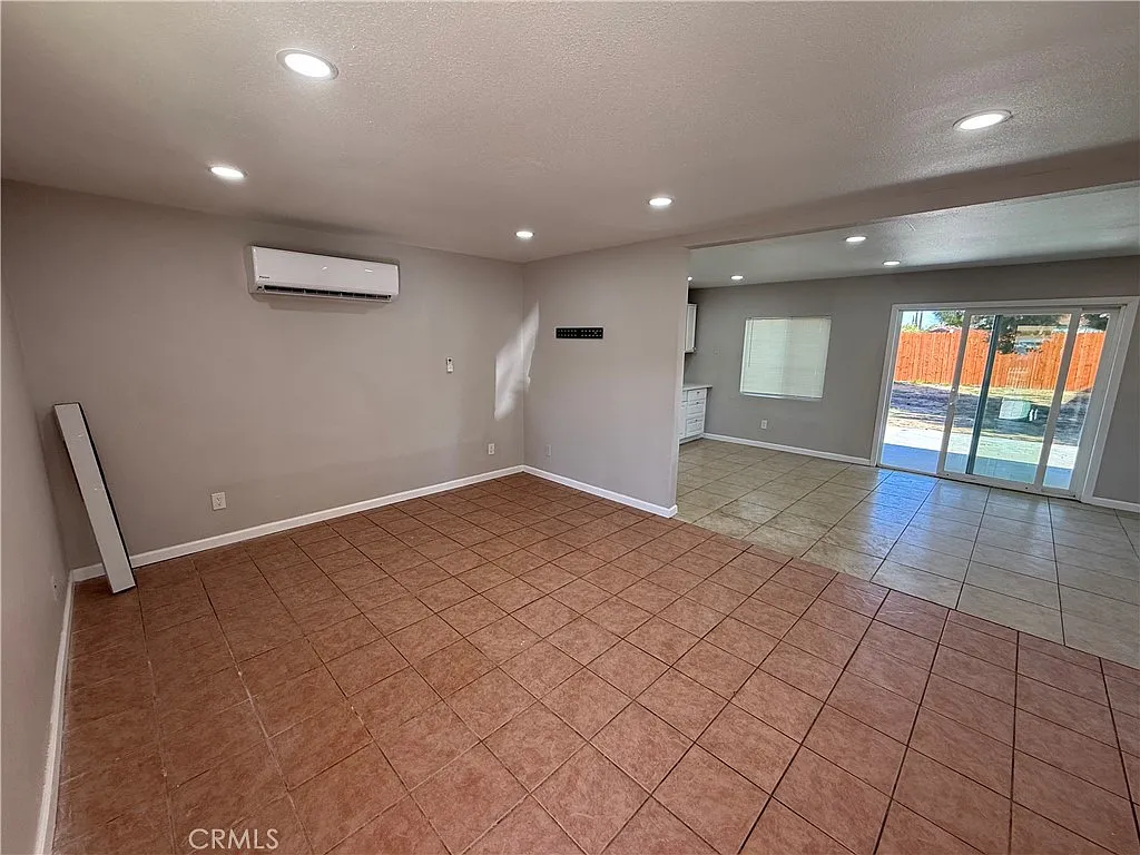 3 bed, 936 sqft, $2,700 — Photo 4