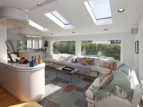 3rd image of 6 Canterbury Ln