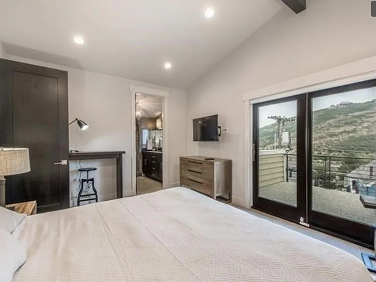 1183 Empire Ave — Photo 24
