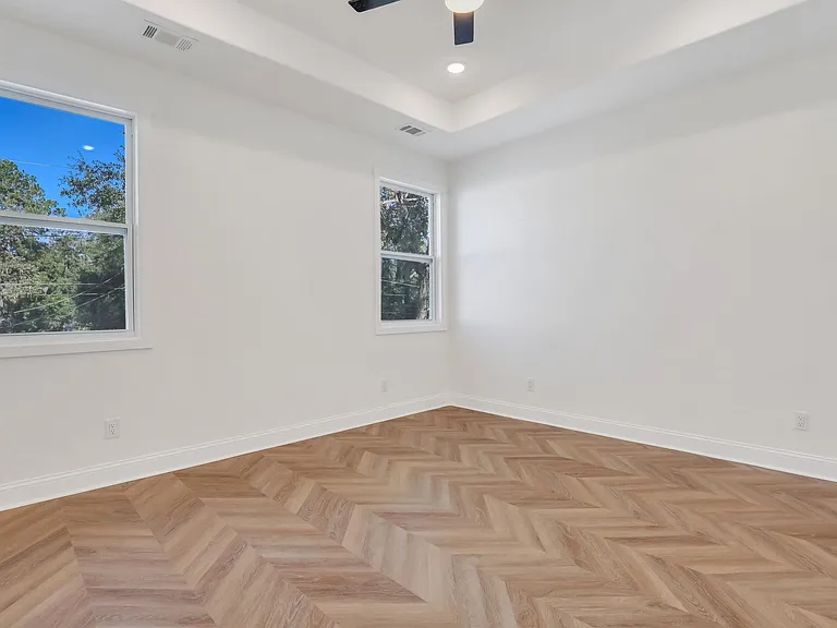 912 E Henry St — Photo 22