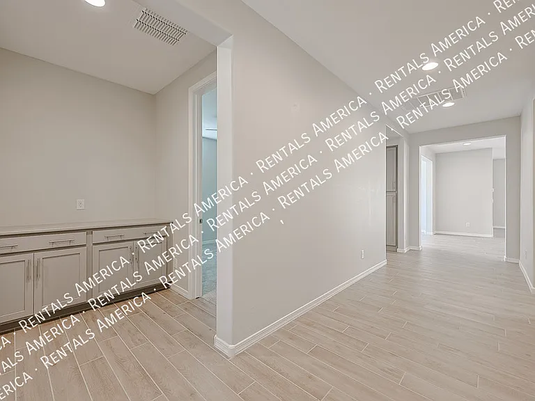 10218 W Piccadilly Rd — Photo 13